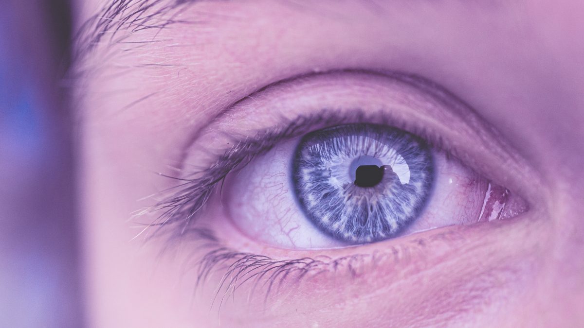 pessoa olha para a câmera close up olho