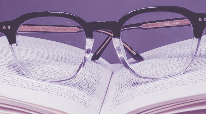 óculos sobre livro