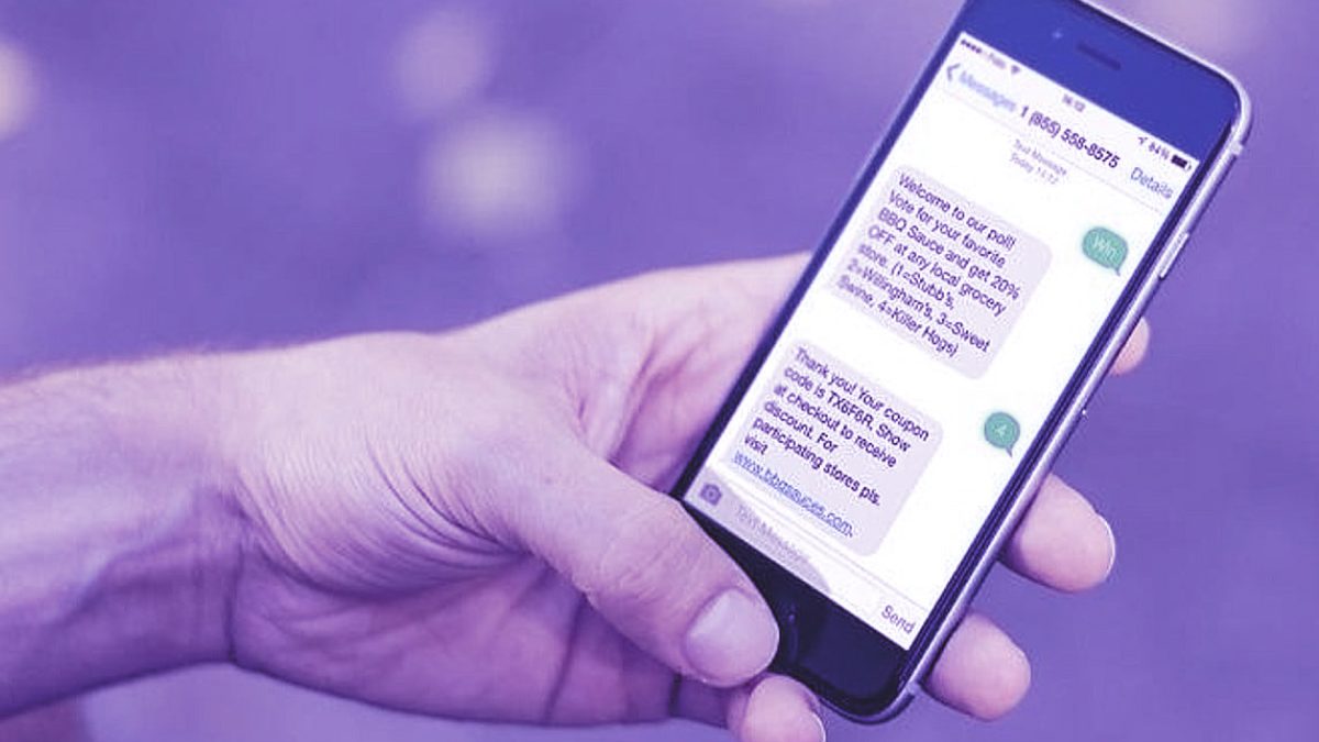 Mão segurando o aparelho celular com recebimento de mensagens sms