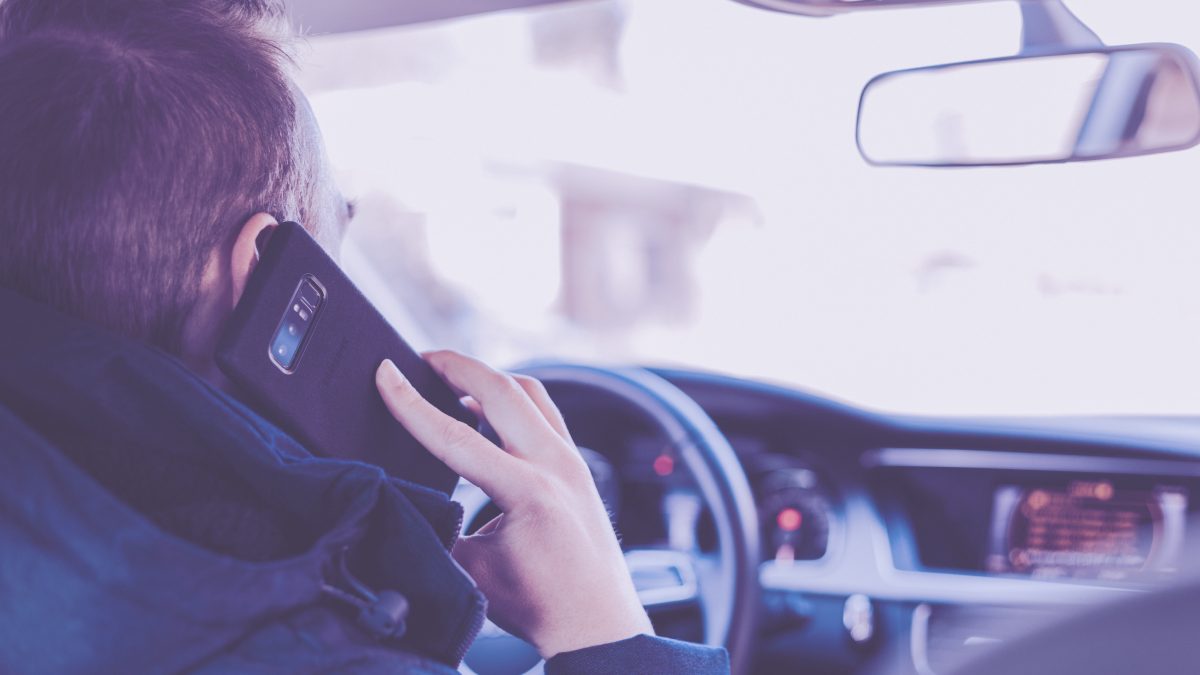 homem falando no telefone phablet