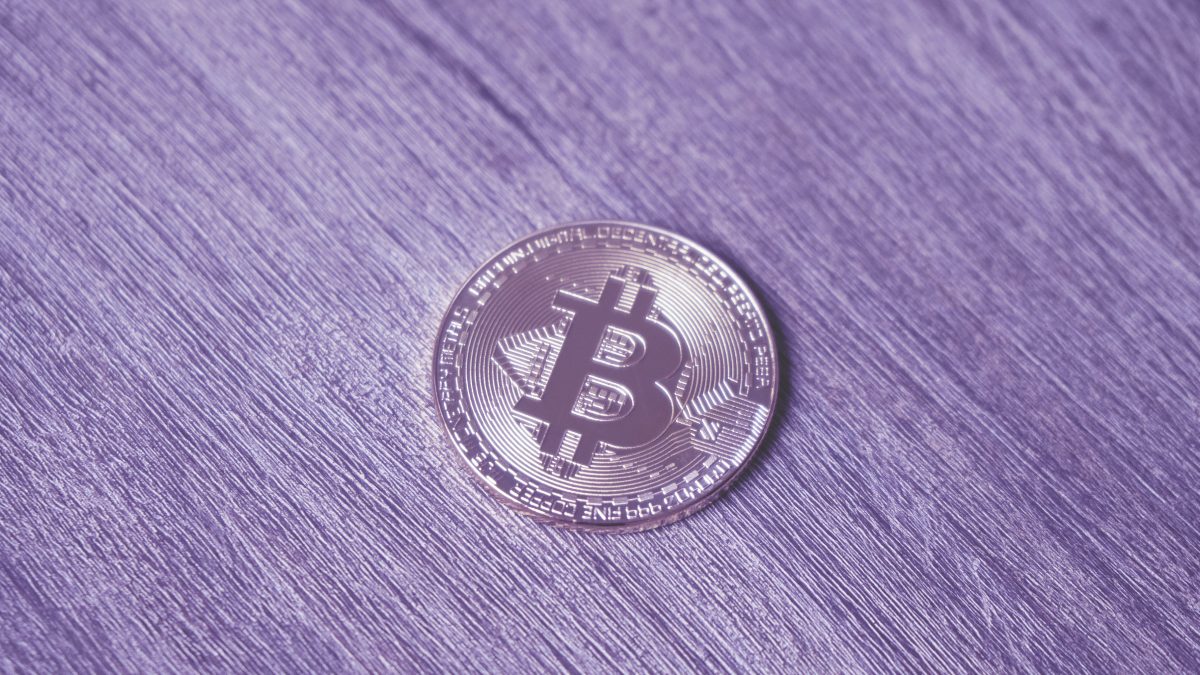 moeda bitcoin criptomoeda sobre superfície de madeira