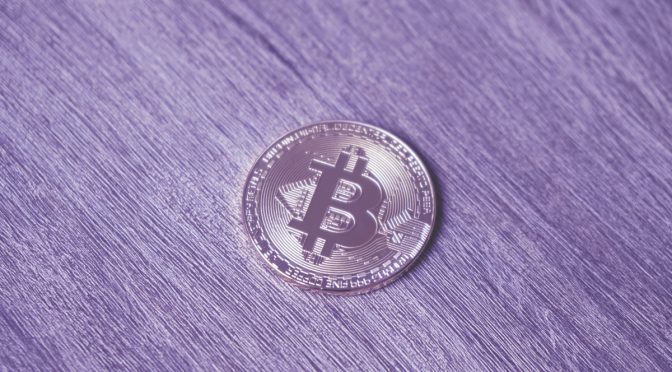 moeda bitcoin criptomoeda sobre superfície de madeira