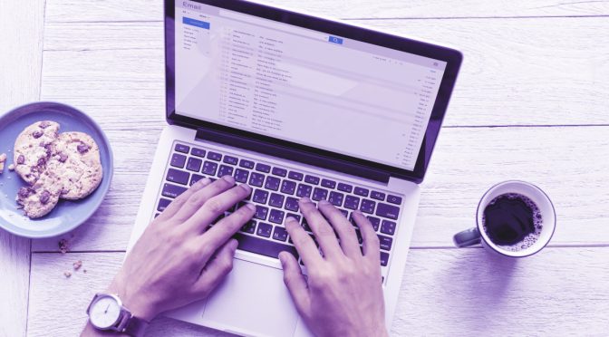 Pessoa acessando o email de seu computador vista de cima
