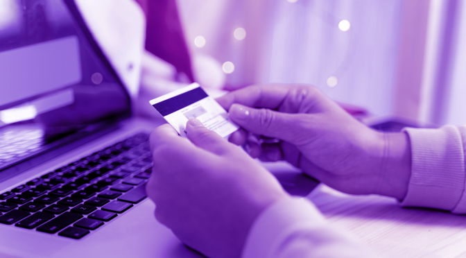 Pessoa realizando compra online com cartão de crédito