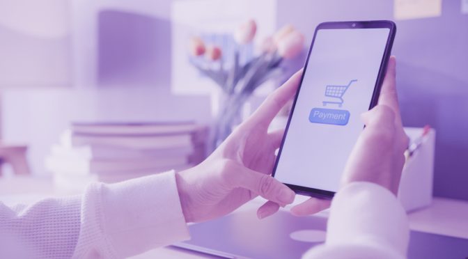 Pessoa utiliza a interface de seu smartphone para fazer compras online
