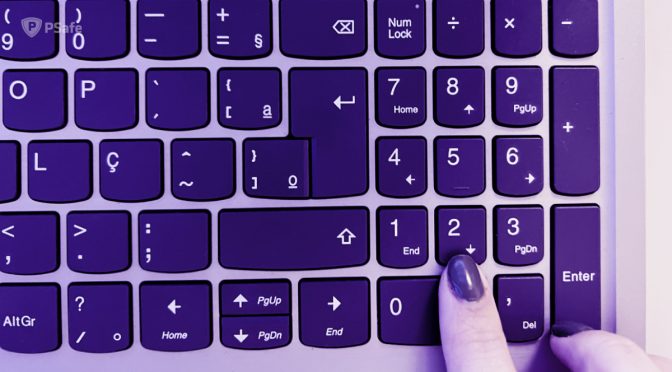 Imagem mostra um dedo sobre a tecla zero de um teclado