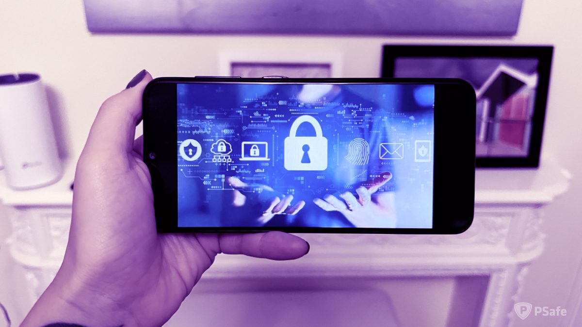 Mão segurando um celular com a ilustração de uma pessoa segurando ícones de cadeado, digital e e-mail