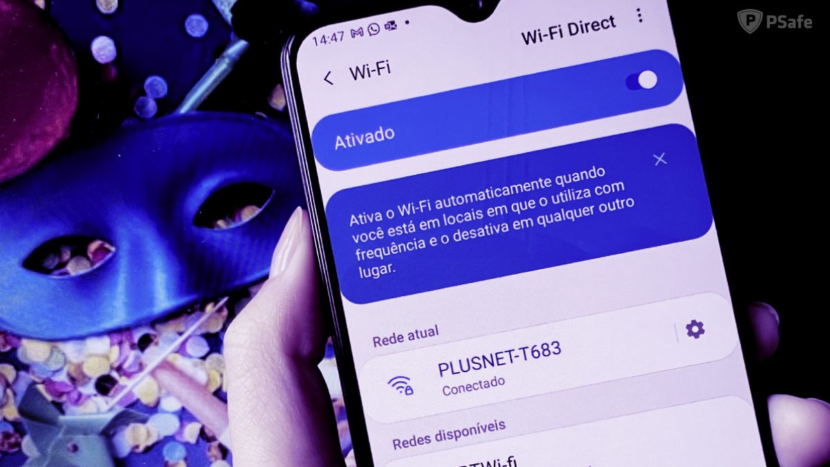 Mão segurando um celular com a tela de conexão wi-fi aberta
