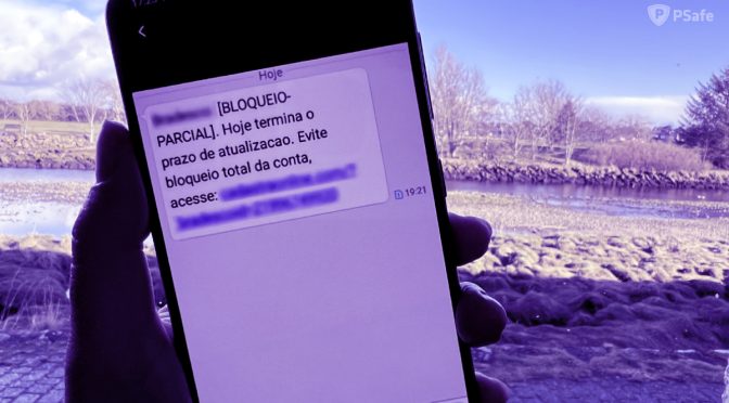Imagem de um celular com um falso SMS na tela, que está simulando um bloqueio de conta