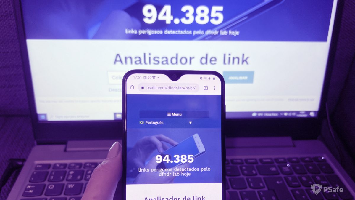 Celular e notebook com o verificador de links abertos na tela