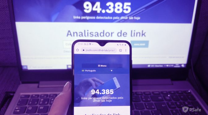 Celular e notebook com o verificador de links abertos na tela