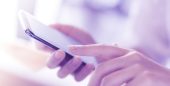 Smartphone sendo manuseado pelas mãos de uma pessoa