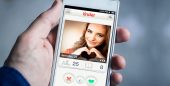 Tela de um celular com o aplicativo tinder aberto