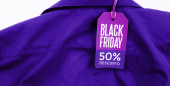 camisa com tag de desconto referente a black friday