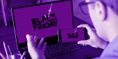 Computador com uma imagem da Black Friday arruinado por golpes, reforçando a cibersegurança.