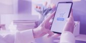 Pessoa utiliza a interface de seu smartphone para fazer compras online