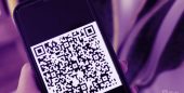 Celular exibe um QR code na tela