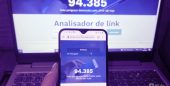 Site do dfndr lab na tela de um celular e de um computador