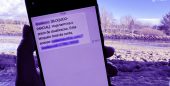 Imagem de um celular com um falso SMS na tela, que está simulando um bloqueio de conta